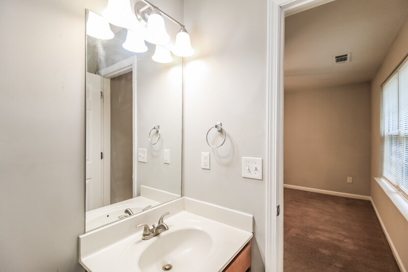 1,685/Mo, 4999 Galbraith Cir Stone Mountain, GA 30088 Bathroom View
