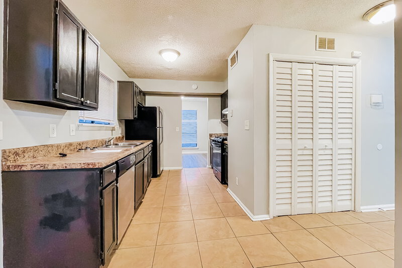 2,460/Mo, 3895 Springleaf Ct Stone Mountain, GA 30083 Kitchen View