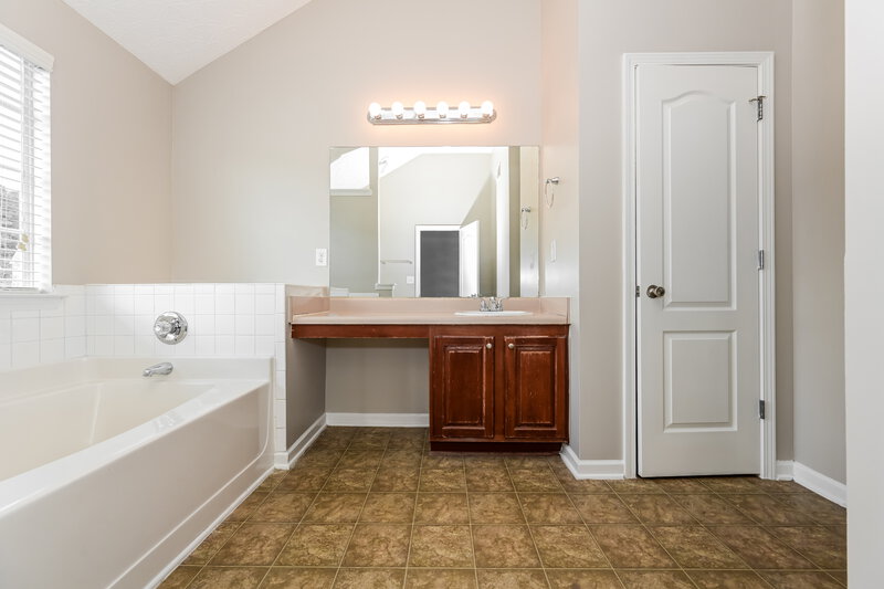 2,060/Mo, 1152 Gable Ter Jonesboro, GA 30236 Main Bathroom View