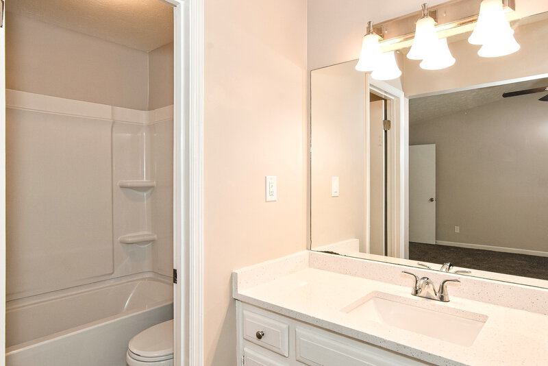 1,750/Mo, 5498 Springwood Ln Stone Mountain, GA 30087 Primary Bathroom View