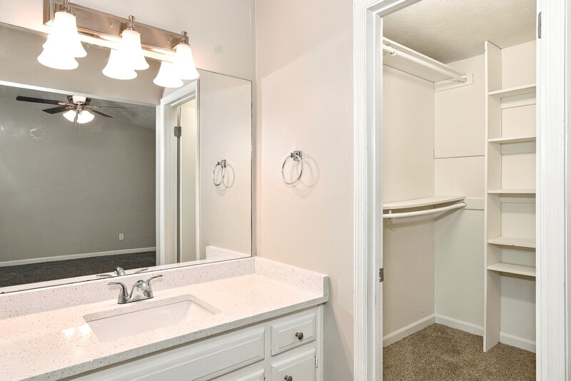 1,750/Mo, 5498 Springwood Ln Stone Mountain, GA 30087 Primary Bathroom View 2
