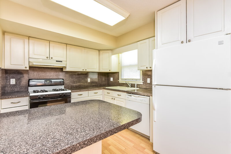 2,200/Mo, 2843 Creekwood Dr Snellville, GA 30078 Kitchen View