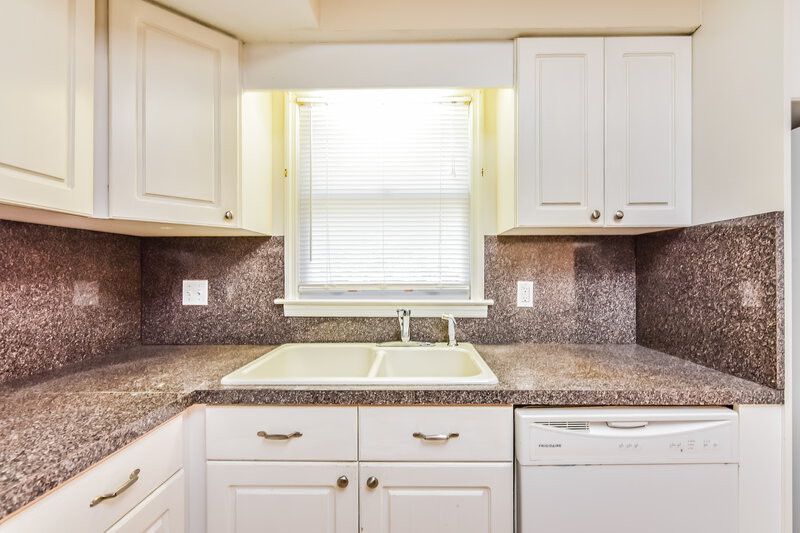 2,200/Mo, 2843 Creekwood Dr Snellville, GA 30078 Kitchen View 2