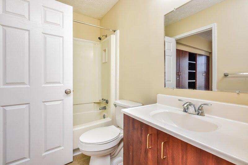 2,200/Mo, 2843 Creekwood Dr Snellville, GA 30078 Main Bathroom View