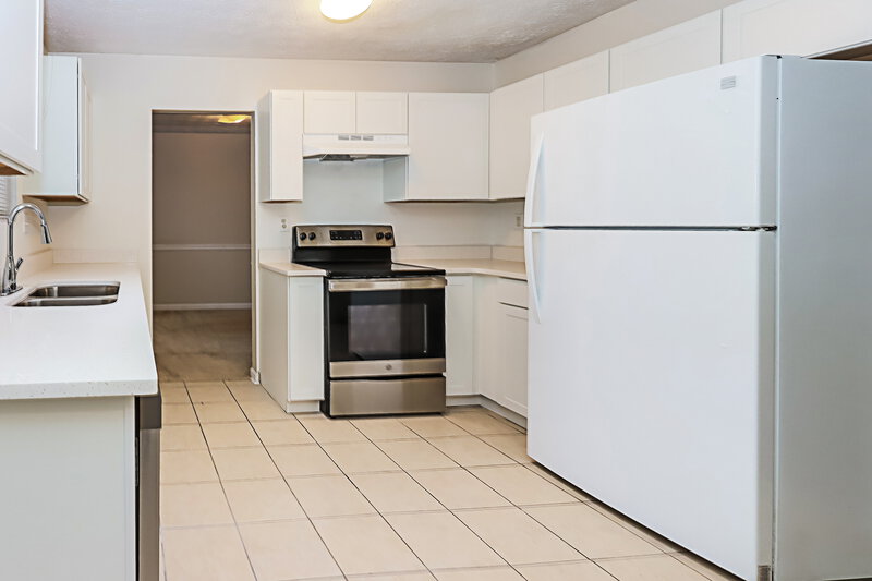 2,500/Mo, 639 Fair Harbor Dr Lithonia, GA 30058 Kitchen View 2
