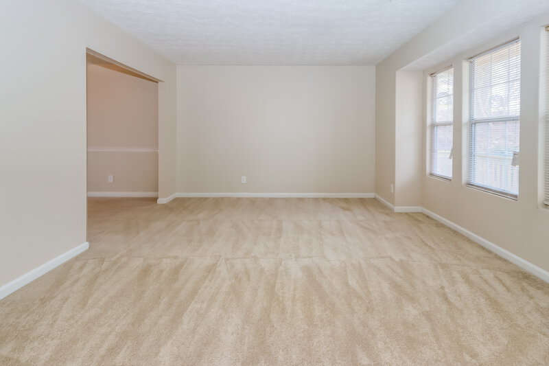 2,500/Mo, 639 Fair Harbor Dr Lithonia, GA 30058 Family Room View 2