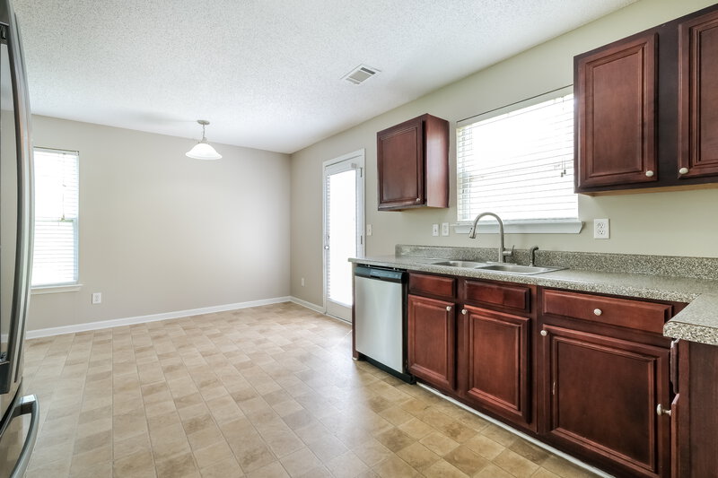 2,010/Mo, 5577 Waverly Park College Park, GA 30349 Kitchen View