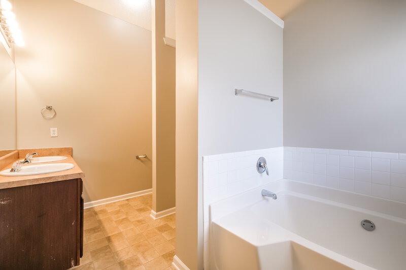 2,010/Mo, 5577 Waverly Park College Park, GA 30349 Main Bathroom View