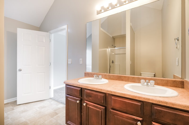 2,010/Mo, 5577 Waverly Park College Park, GA 30349 Main Bathroom View 2