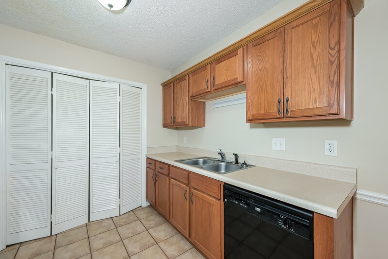 1,660/Mo, 796 Indian Lake Dr Lilburn, GA 30047 Kitchen View