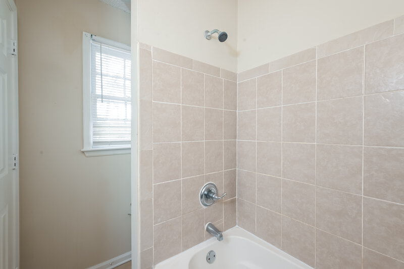 1,660/Mo, 796 Indian Lake Dr Lilburn, GA 30047 Bathroom View 2