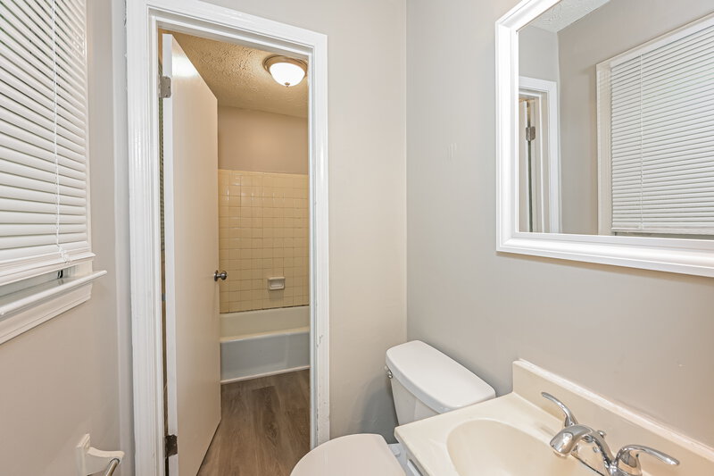 1,755/Mo, 355 Arcadia Pl Lilburn, GA 30047 Main Bathroom View