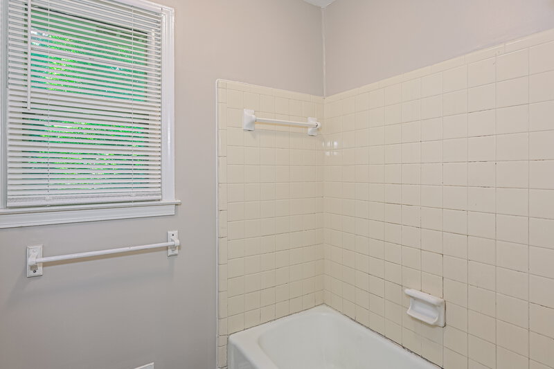 1,755/Mo, 355 Arcadia Pl Lilburn, GA 30047 Main Bathroom View 2