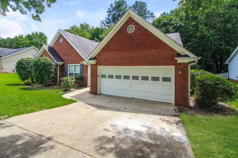 1,950/Mo, 5729 Lakeview Cir Lithonia, GA 30058 Front View