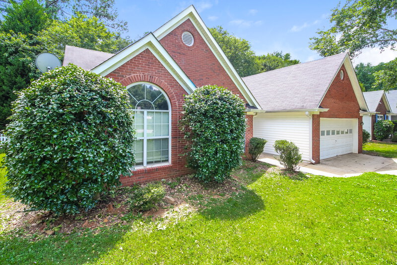 1,950/Mo, 5729 Lakeview Cir Lithonia, GA 30058 Front View 2