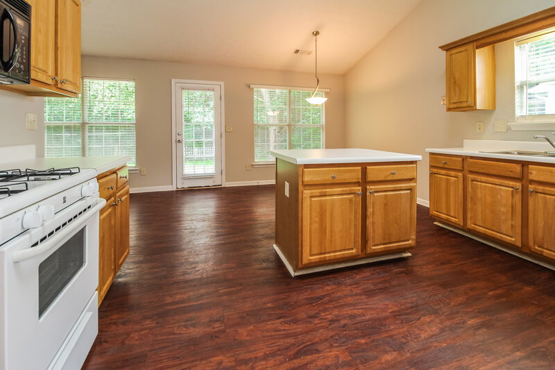 1,950/Mo, 5729 Lakeview Cir Lithonia, GA 30058 Kitchen View