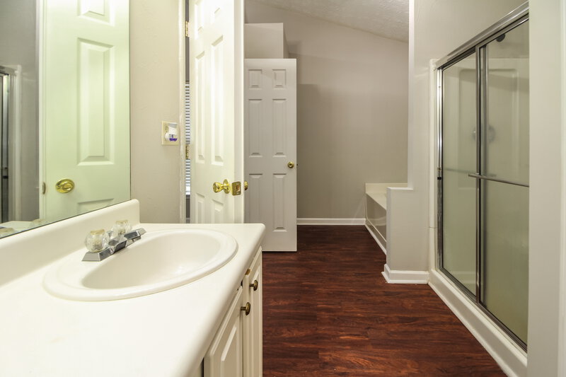 1,950/Mo, 5729 Lakeview Cir Lithonia, GA 30058 Main Bathroom View 2