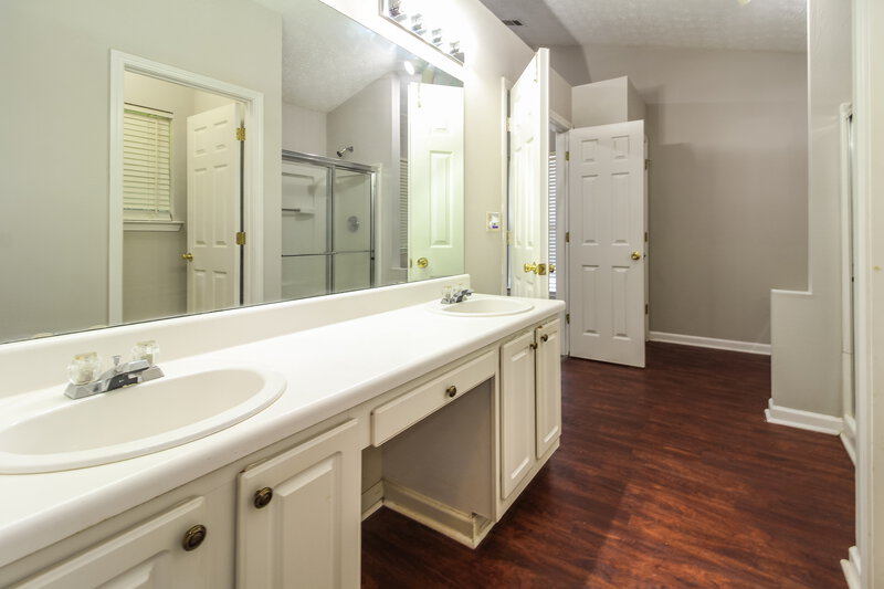 1,950/Mo, 5729 Lakeview Cir Lithonia, GA 30058 Main Bathroom View 3