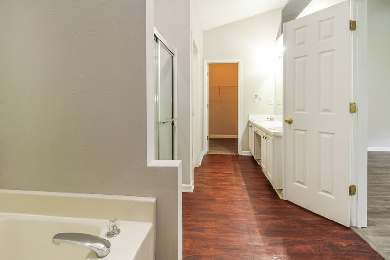 1,950/Mo, 5729 Lakeview Cir Lithonia, GA 30058 Main Bathroom View 4