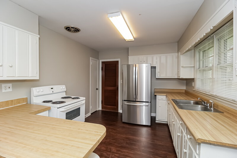 1,930/Mo, 649 Old Powder Springs RD SW Mableton, GA 30126 Kitchen View