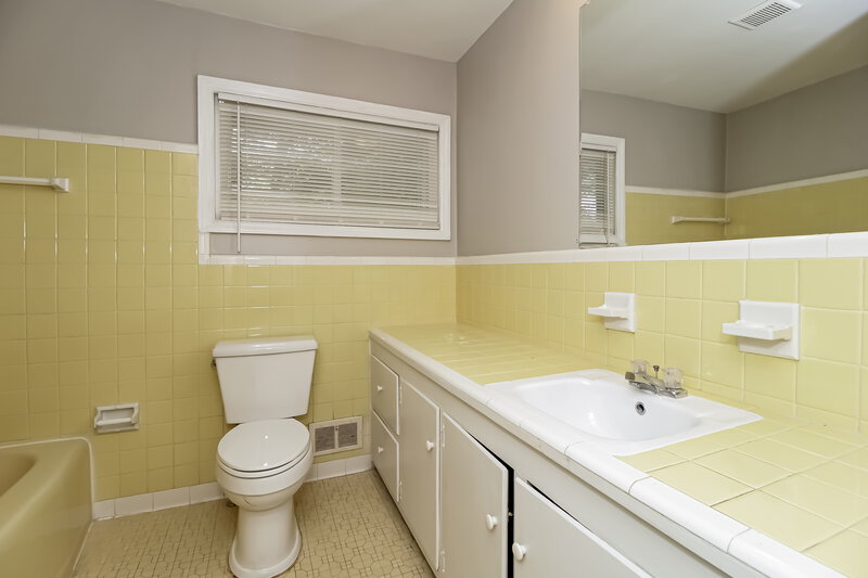 1,930/Mo, 649 Old Powder Springs RD SW Mableton, GA 30126 Main Bathroom View