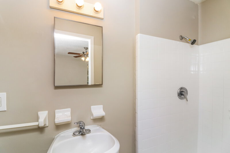 1,685/Mo, 4667 Cresant Lane Douglasville, GA 30135 Main Bathroom View