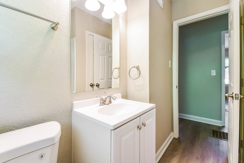 1,760/Mo, 1380 BOLTON Road NW Atlanta, GA 30331 Main Bathroom View