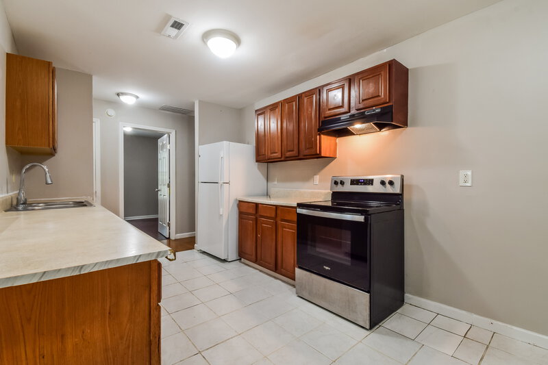 1,705/Mo, 700 S Grand Avenue NW Atlanta, GA 30318 Kitchen View 3