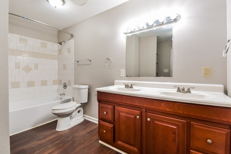 1,705/Mo, 700 S Grand Avenue NW Atlanta, GA 30318 Main Bathroom View