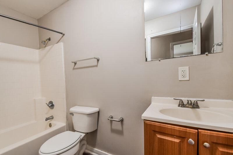 1,705/Mo, 700 S Grand Avenue NW Atlanta, GA 30318 Bathroom View