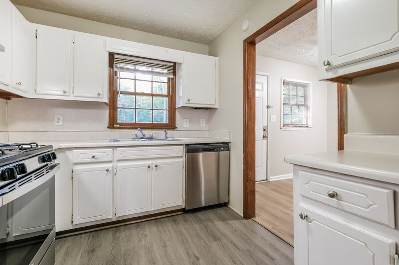1,620/Mo, 180 Belmont Farms Drive Ellenwood, GA 30294 Kitchen View