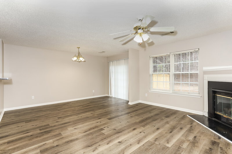 2,510/Mo, 340 Parkway Road Unit 340 Union City, GA 30291 Living Room View 2