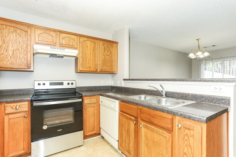 2,510/Mo, 340 Parkway Road Unit 340 Union City, GA 30291 Kitchen View 2
