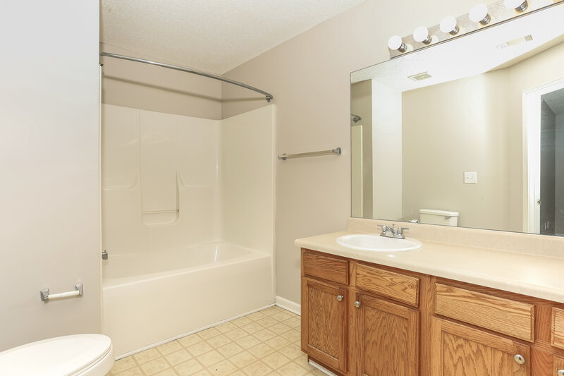 2,510/Mo, 340 Parkway Road Unit 340 Union City, GA 30291 Main Bathroom View