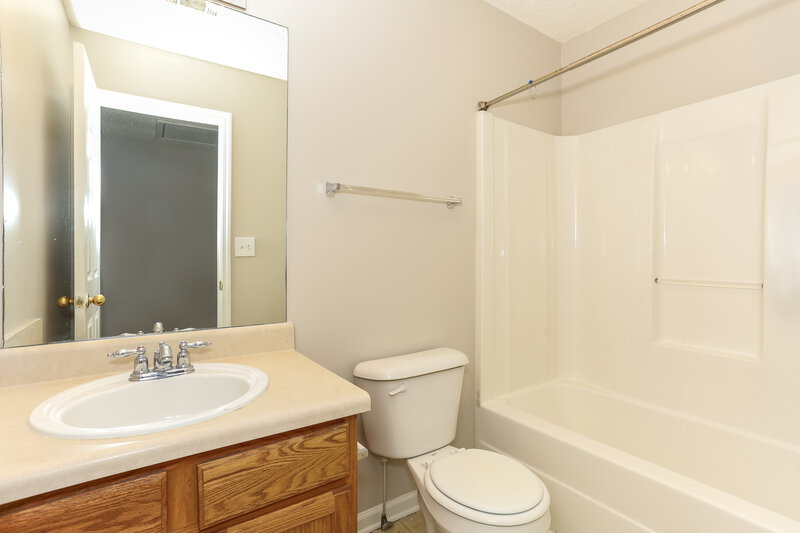 2,510/Mo, 340 Parkway Road Unit 340 Union City, GA 30291 Bathroom View