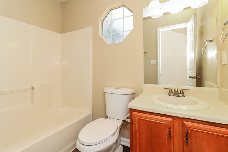 1,565/Mo, 1486 Fall Creek Trce N Douglasville, GA 30134 Main Bathroom View