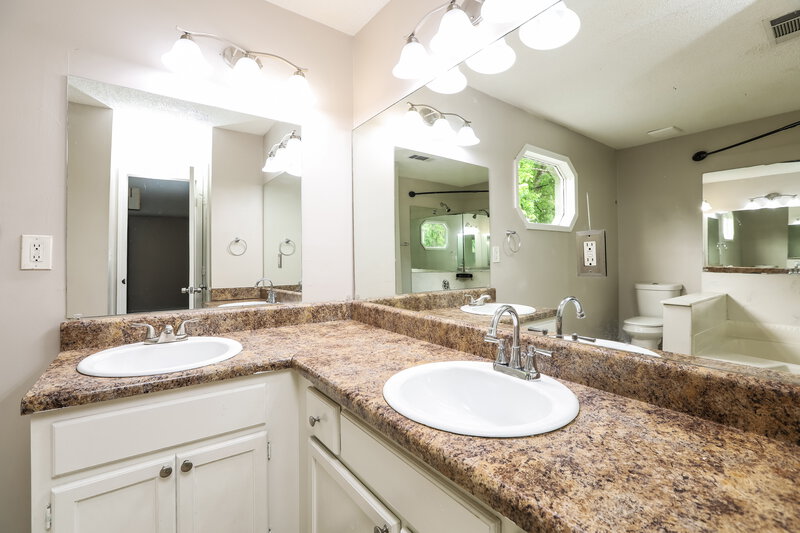 2,090/Mo, 221 Clydesdale Lane SE Mableton, GA 30126 Main Bathroom View 2