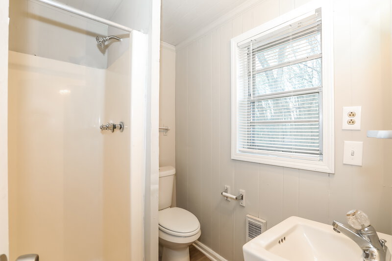 1,700/Mo, 627 GRAYSON Parkway Grayson, GA 30017 Main Bathroom View