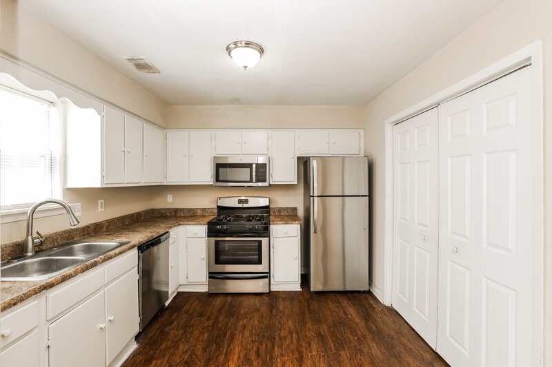 2,040/Mo, 3504 Hopkins Court Powder Springs, GA 30127 Kitchen View