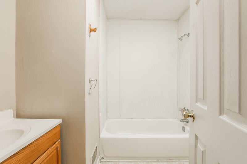 2,040/Mo, 3504 Hopkins Court Powder Springs, GA 30127 Main Bathroom View 2