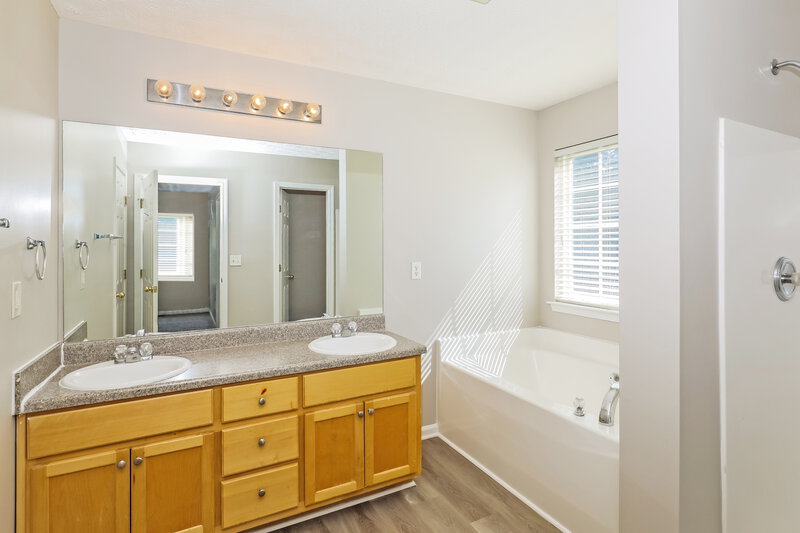 1,995/Mo, 451 Luke Court Jonesboro, GA 30238 Main Bathroom View