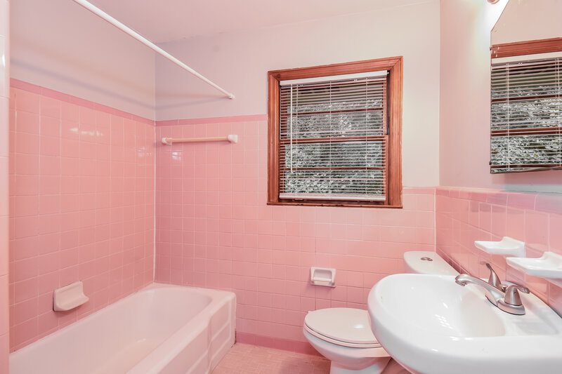1,535/Mo, 2147 Camp Circle SW Lilburn, GA 30047 Main Bathroom View