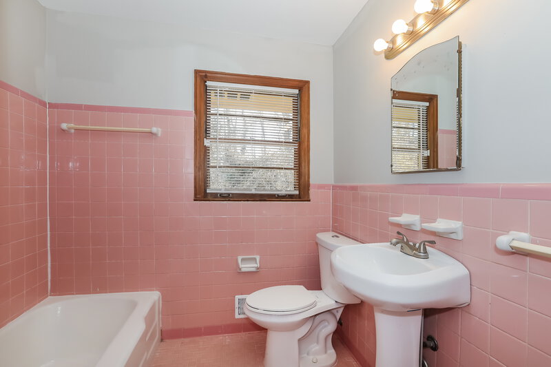 1,755/Mo, 2147 CAMP Circle SW Lilburn, GA 30047 Bathroom View