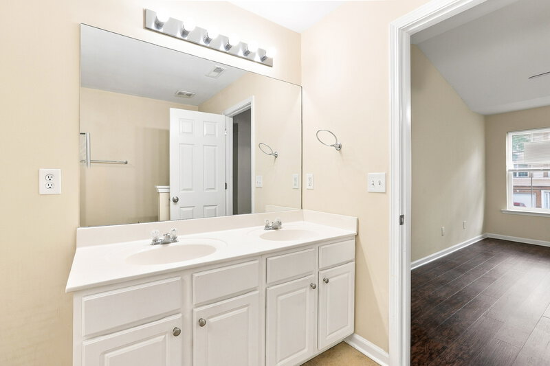 2,065/Mo, 715 Celeste Lane SW Atlanta, GA 30331 Primary Bathroom View 2