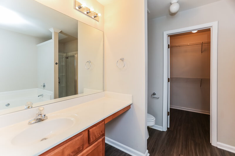 2,100/Mo, 2044 Lakeshore Overlook Drive NW Kennesaw, GA 30152 Main Bathroom View