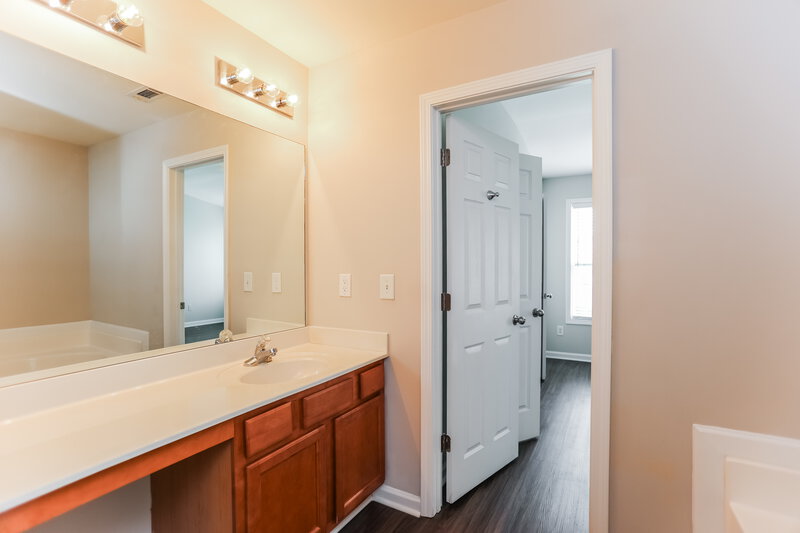 2,100/Mo, 2044 Lakeshore Overlook Drive NW Kennesaw, GA 30152 Main Bathroom View 2
