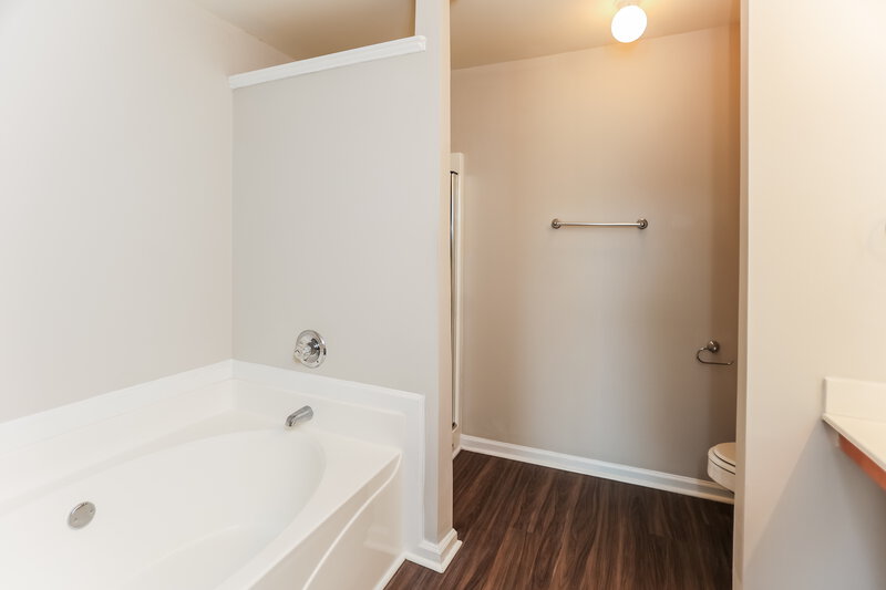 2,100/Mo, 2044 Lakeshore Overlook Drive NW Kennesaw, GA 30152 Bathroom View