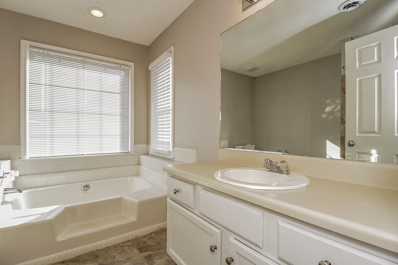2,075/Mo, 5176 Ray Court Powder Springs, GA 30127 Main Bathroom View