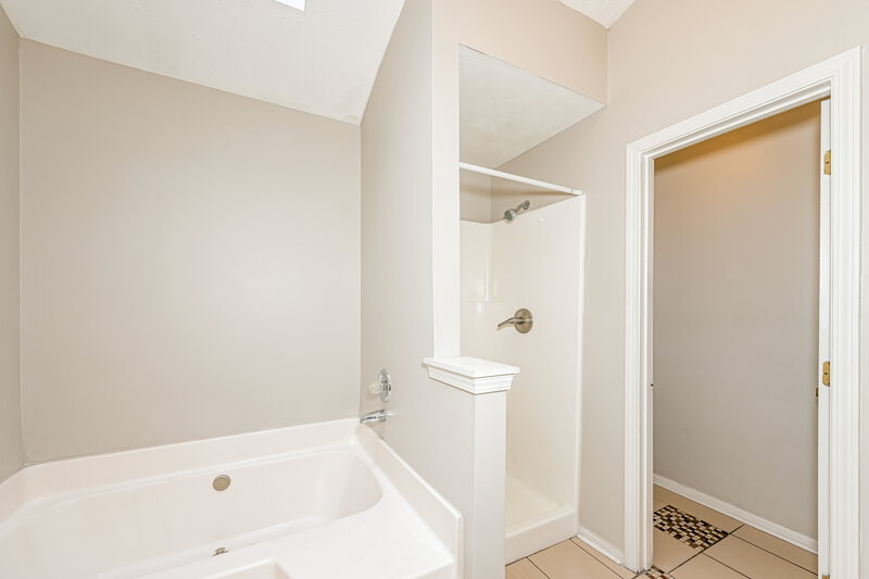 2,005/Mo, 5926 OLD WELLBORN Trace Lithonia, GA 30058 Main Bathroom View 2