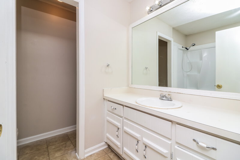 2,060/Mo, 3363 Sir Lancelot Place SW Marietta, GA 30008 Main Bathroom View